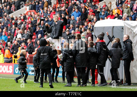 London, Großbritannien. 04 Mai, 2019. Lyle Taylor von Charlton Athletic feiert mit den Fans während der efl Sky Bet Liga 1 Übereinstimmung zwischen Charlton Athletic und Rochdale im Valley, London, England, am 4. Mai 2019. Nur die redaktionelle Nutzung, eine Lizenz für die gewerbliche Nutzung erforderlich. Keine Verwendung in Wetten, Spiele oder einer einzelnen Verein/Liga/player Publikationen. Credit: UK Sport Pics Ltd/Alamy leben Nachrichten Stockfoto