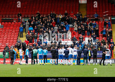 London, Großbritannien. 04 Mai, 2019. Rochdale Zeigen sie Anerkennung für die reisenden Fans während der efl Sky Bet Liga 1 Übereinstimmung zwischen Charlton Athletic und Rochdale im Valley, London, England, am 4. Mai 2019. Nur die redaktionelle Nutzung, eine Lizenz für die gewerbliche Nutzung erforderlich. Keine Verwendung in Wetten, Spiele oder einer einzelnen Verein/Liga/player Publikationen. Credit: UK Sport Pics Ltd/Alamy leben Nachrichten Stockfoto