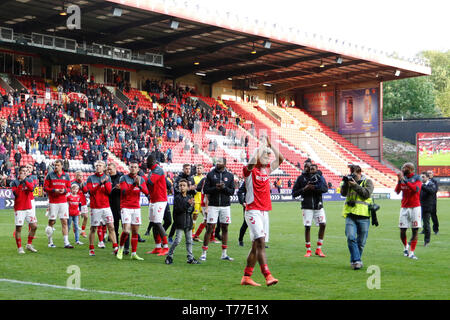 London, Großbritannien. 04 Mai, 2019. Charlton Athletic applaudieren Fans während der efl Sky Bet Liga 1 Übereinstimmung zwischen Charlton Athletic und Rochdale im Valley, London, England, am 4. Mai 2019. Nur die redaktionelle Nutzung, eine Lizenz für die gewerbliche Nutzung erforderlich. Keine Verwendung in Wetten, Spiele oder einer einzelnen Verein/Liga/player Publikationen. Credit: UK Sport Pics Ltd/Alamy leben Nachrichten Stockfoto