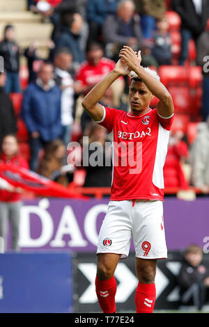 London, Großbritannien. 04 Mai, 2019. Lyle Taylor von Charlton Athletic begrüßt Fans während der efl Sky Bet Liga 1 Übereinstimmung zwischen Charlton Athletic und Rochdale im Valley, London, England, am 4. Mai 2019. Nur die redaktionelle Nutzung, eine Lizenz für die gewerbliche Nutzung erforderlich. Keine Verwendung in Wetten, Spiele oder einer einzelnen Verein/Liga/player Publikationen. Credit: UK Sport Pics Ltd/Alamy leben Nachrichten Stockfoto