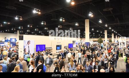 Omaha, USA. 4. Mai, 2019. Die Aktionäre von Berkshire Hathaway, ein Warren Buffett Unternehmen, eine Messe besuchen, während der Hauptversammlung des Unternehmens treffen in Omaha, USA, am 4. Mai 2019. In den USA legendären Investor Warren Buffett sagte am Samstag, Es ist nicht "undenkbar" für seine Berkshire Hathaway Inc. Weiter Partner mit 3G-Hauptstadt, die Lebensmittelunternehmen, Kraftpapier Heinz, dass Bund Untersuchung der angeblichen Beschaffung mishandlings gegenübergestellt hat verpackt verwaltet. Credit: Yang Chenglin/Xinhua/Alamy leben Nachrichten Stockfoto