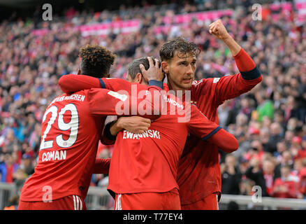 München, Deutschland. 4. Mai, 2019. Bayern München Robert Lewandowski (C) feiert mit Leon Goretzka (R) und Kingsley Coman während eines Deutschen Bundesligaspiel zwischen dem FC Bayern München und Hannover 96 in München, Deutschland, am 4. Mai 2019. Bayern München gewann 3-1. Quelle: Bernd Feil/Xinhua/Alamy leben Nachrichten Stockfoto