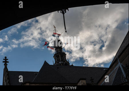 Nijmegen, Niederlande. 04 Mai, 2019. Niederländische Flags werden gesehen, Fliegen auf Halbmast während der Veranstaltung. Die Feiern der Tag des Gedenkens an die Opfer des Zweiten Weltkriegs in Nimwegen wurde mit verschiedenen Zeremonien, einschließlich: Enthüllung einer Gedenktafel mit einem ehrenamtlichen Liste der gefallenen Soldaten des Zweiten Weltkriegs auf Plein square 1944 nach, dass die Gedenkfeier fand im "Kitty de Wijze", dann von St. Stephen's Church eine stille Prozession auf den Straßen von "Keizer Traianusplein", wo zwei Denkmäler für die Opfer des Zweiten Weltkriegs stand gehalten. Credit: SOPA Images Limited/Alamy leben Nachrichten Stockfoto