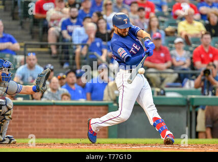 Texas, USA. 04 Mai, 2019. Texas Rangers catcher Isiah Kiner-Falefa #9 Hits ein 3 run Triple in der Unterseite des zweiten Inning bei einem MLB Spiel zwischen den Toronto Blue Jays und der Texas Rangers bei Globe Life Park in Arlington, TX Texas besiegte Toronto 8-5 Credit: Cal Sport Media/Alamy leben Nachrichten Stockfoto