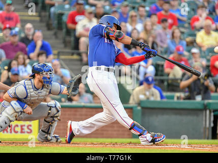 Texas, USA. 04 Mai, 2019. Texas Rangers rechter Feldspieler Nomar Mazara #30 Treffern einen solo Home Run in der Unterseite des ersten Inning bei einem MLB Spiel zwischen den Toronto Blue Jays und der Texas Rangers bei Globe Life Park in Arlington, TX Texas besiegte Toronto 8-5 Credit: Cal Sport Media/Alamy leben Nachrichten Stockfoto