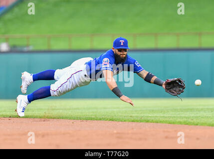 Texas, USA. 04 Mai, 2019. Texas Rangers zweiter Basisspieler Rougned Geruch #12 Macht eine Tauchen versuchen vergeblich, während ein MLB Spiel zwischen den Toronto Blue Jays und der Texas Rangers bei Globe Life Park in Arlington, TX Texas besiegte Toronto 8-5 Credit: Cal Sport Media/Alamy leben Nachrichten Stockfoto