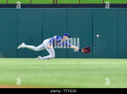 Texas, USA. 04 Mai, 2019. Texas Rangers Mittelfeldspieler Joey Gallo #13 Macht eine Tauchen versuchen, aber in der Lage eine Verriegelung während ein MLB Spiel zwischen den Toronto Blue Jays und der Texas Rangers bei Globe Life Park in Arlington, TX Texas besiegte Toronto 8-5 Credit: Cal Sport Media/Alamy leben Nachrichten Stockfoto