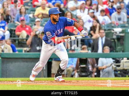 Texas, USA. 04 Mai, 2019. Texas Rangers shortstop Elvis Andrus #1 legt einen Bauch im ersten Inning bei einem MLB Spiel zwischen den Toronto Blue Jays und der Texas Rangers bei Globe Life Park in Arlington, TX Texas besiegte Toronto 8-5 Credit: Cal Sport Media/Alamy leben Nachrichten Stockfoto