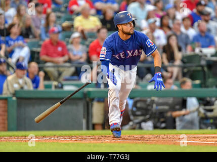 Texas, USA. 04 Mai, 2019. Texas Rangers catcher Isiah Kiner-Falefa #9 Hits ein 3 run Triple in der Unterseite des zweiten Inning bei einem MLB Spiel zwischen den Toronto Blue Jays und der Texas Rangers bei Globe Life Park in Arlington, TX Texas besiegte Toronto 8-5 Credit: Cal Sport Media/Alamy leben Nachrichten Stockfoto