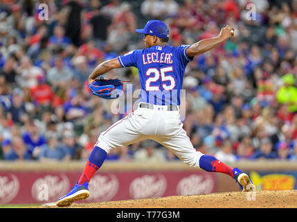 Texas, USA. 04 Mai, 2019. Texas Rangers Entlastung Krug Jose Leclerc #25 Plätze während oben im 7. Inning bei einem MLB Spiel zwischen den Toronto Blue Jays und der Texas Rangers bei Globe Life Park in Arlington, TX Texas besiegte Toronto 8-5 Credit: Cal Sport Media/Alamy leben Nachrichten Stockfoto