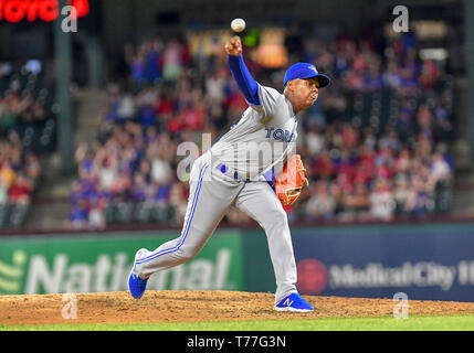 Texas, USA. 04 Mai, 2019. Toronto Blue Jays Entlastung Krug Elvis Luciano #65 Plätze in der Unterseite des achten Inning bei einem MLB Spiel zwischen den Toronto Blue Jays und der Texas Rangers bei Globe Life Park in Arlington, TX Texas besiegte Toronto 8-5 Credit: Cal Sport Media/Alamy leben Nachrichten Stockfoto