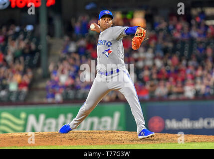 Texas, USA. 04 Mai, 2019. Toronto Blue Jays Entlastung Krug Elvis Luciano #65 Plätze in der Unterseite des achten Inning bei einem MLB Spiel zwischen den Toronto Blue Jays und der Texas Rangers bei Globe Life Park in Arlington, TX Texas besiegte Toronto 8-5 Credit: Cal Sport Media/Alamy leben Nachrichten Stockfoto
