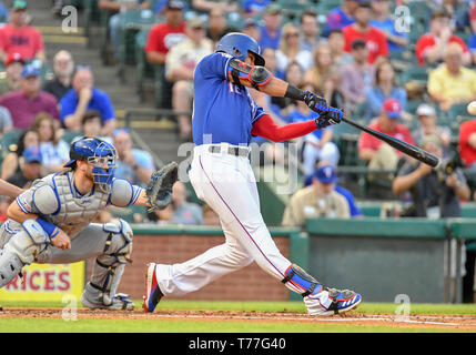 Texas, USA. 04 Mai, 2019. Texas Rangers rechter Feldspieler Nomar Mazara #30 Treffern einen solo Home Run in der Unterseite des ersten Inning bei einem MLB Spiel zwischen den Toronto Blue Jays und der Texas Rangers bei Globe Life Park in Arlington, TX Texas besiegte Toronto 8-5 Credit: Cal Sport Media/Alamy leben Nachrichten Stockfoto