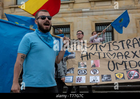 Bogota, Kolumbien. 04 Mai, 2019. Die Demonstranten mit einem Schild und Chanten patriotischen Parolen während der 'Unidos por la Vida" (United für das Leben) Pro life Rallye in Bogota. Unter dem Motto "wähle ich die zwei Leben" rund 500 Menschen für die Erhaltung der traditionellen Werte der Familie gezeigt, gegen die Abtreibung und die Tötung von sozialen Führer im Land. Katholische und rechten Fraktionen schlossen sich dem Aufruf der "United for Life"-Plattform (Unidos por la Vida) Eine weit verbreitete Organisation in Kolumbien. Credit: SOPA Images Limited/Alamy leben Nachrichten Stockfoto