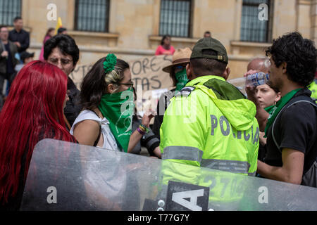 Bogota, Kolumbien. 04 Mai, 2019. Die Polizei spricht mit einem feministischen und Pro Choice Gruppe um während der 'Unidos por la vida zu halten" (United für das Leben) Pro life Rallye in Bogota. Unter dem Motto "wähle ich die zwei Leben" rund 500 Menschen für die Erhaltung der traditionellen Werte der Familie gezeigt, gegen die Abtreibung und die Tötung von sozialen Führer im Land. Katholische und rechten Fraktionen schlossen sich dem Aufruf der "United for Life"-Plattform (Unidos por la Vida) Eine weit verbreitete Organisation in Kolumbien. Credit: SOPA Images Limited/Alamy leben Nachrichten Stockfoto