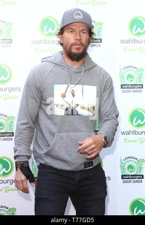 London, Großbritannien. 04 Mai, 2019. Hollywood Schauspieler Mark Wahlberg beherbergt eine VIP-Party die Neue u.k Outlet seiner Burger Restaurant im Londoner Covent Garden Credit: SOPA Images Limited/Alamy Leben Nachrichten zu feiern. Stockfoto
