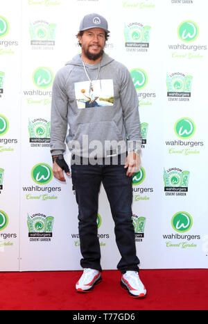 London, Großbritannien. 04 Mai, 2019. Hollywood Schauspieler Mark Wahlberg beherbergt eine VIP-Party die Neue u.k Outlet seiner Burger Restaurant im Londoner Covent Garden Credit: SOPA Images Limited/Alamy Leben Nachrichten zu feiern. Stockfoto