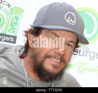 London, Großbritannien. 04 Mai, 2019. Hollywood Schauspieler Mark Wahlberg beherbergt eine VIP-Party die Neue u.k Outlet seiner Burger Restaurant im Londoner Covent Garden Credit: SOPA Images Limited/Alamy Leben Nachrichten zu feiern. Stockfoto