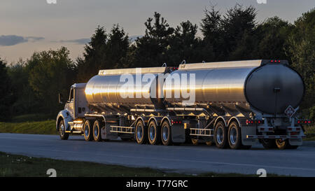 Richmond, British Columbia, Kanada. 30 Apr, 2019. Ein semi-Tankwagen schleppt eine Last von Flugbenzin nach Vancouver International Airport. Credit: bayne Stanley/ZUMA Draht/Alamy leben Nachrichten Stockfoto