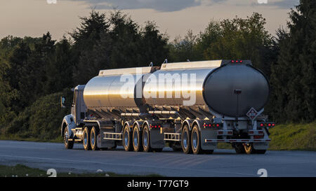 Richmond, British Columbia, Kanada. 30 Apr, 2019. Ein semi-Tankwagen schleppt eine Last von Flugbenzin nach Vancouver International Airport. Credit: bayne Stanley/ZUMA Draht/Alamy leben Nachrichten Stockfoto