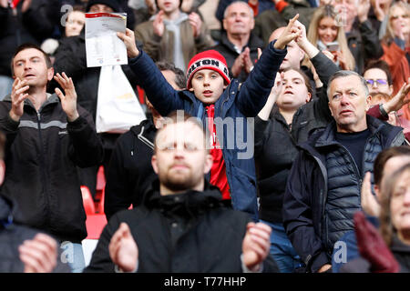 London, Großbritannien. 04 Mai, 2019. Charlton Athletic Fans während der efl Sky Bet Liga 1 Übereinstimmung zwischen Charlton Athletic und Rochdale im Valley, London, England, am 4. Mai 2019. Foto von Carlton Myrie. Nur die redaktionelle Nutzung, eine Lizenz für die gewerbliche Nutzung erforderlich. Keine Verwendung in Wetten, Spiele oder einer einzelnen Verein/Liga/player Publikationen. Credit: UK Sport Pics Ltd/Alamy leben Nachrichten Stockfoto