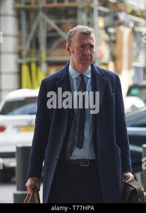 London, Großbritannien. 5. Mai 2019. Adam Preis, Führer der Plaid Cymru, außerhalb der BBC Broadcasting House, bevor die auf der Andrew Marr Show. Quelle: Thomas Bowles/Alamy leben Nachrichten Stockfoto