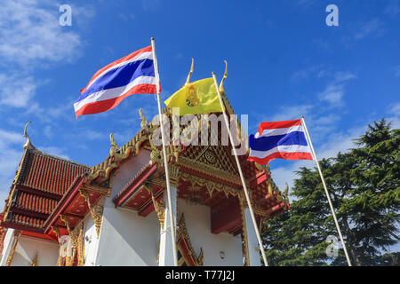 London, Großbritannien. 5. Mai 2019. Thailand nationale Flaggen und königlichen Farben sind am Wat Buddhapadipa buddhistischen Tempel in Wimbledon geflogen, die Krönung der 66 Jahre alte König Maha Vajiralongkorn, die am 4. Mai in Bangkok Thailand Kredit gekrönt wurde zu feiern: Amer ghazzal/Alamy leben Nachrichten Stockfoto