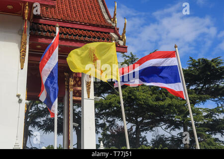 London, Großbritannien. 5. Mai 2019. Thailand nationale Flaggen und königlichen Farben sind am Wat Buddhapadipa buddhistischen Tempel in Wimbledon geflogen, die Krönung der 66 Jahre alte König Rama X Maha Vajiralongkorn von Thailand Kredit zu feiern: Amer ghazzal/Alamy leben Nachrichten Stockfoto