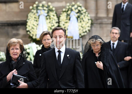 Luxemburg. 04 Mai, 2019. Stephane Bern (M), French-Luxembourg Journalist, Radiomoderator und Fernsehmoderator, verlässt die Kirche nach dem Staatsbegräbnis des Luxemburgischen ehemalige Großherzog Jean. Der ehemalige Staatschef des Großherzogtums (1964 bis 2000) im Alter von 98 Jahren gestorben. Zahlreiche Vertreter der europäischen Königshäuser waren bei der Trauerfeier. Credit: Harald Tittel/dpa/Alamy leben Nachrichten Stockfoto