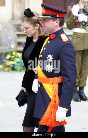 Luxemburg. 04 Mai, 2019. Beerdigung von verstorbenen Großherzog Jean von Luxemburg auf saturdaynoon 4. Mai 2019 in der Kathedrale von Luxemburg, diese Bilder: Ausfahrt der Großherzoglichen Familie der Kathedrale nach dem eigenen Begräbnis in der Krypta der Kathedrale. Kronprinz Guillaume und Kronprinzessin Stephanie von Luxemburg. Obligatorische Photo Credit: ÒLUXPRESS/Jean-Claude Ernst" LUXPRESS PressAgency 2, rue De Malines, L-2123 LUXEMBURG Mobil: +352 661 432343. *** Hinweise an die Redaktion: 1. Keine Verwendung für Werbezwecke 2. Kein Modell Release 3. Keine Verantwortung für mis Credit: CO Stockfoto