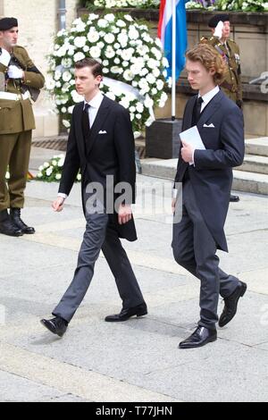 Luxemburg. 04 Mai, 2019. Beerdigung von verstorbenen Großherzog Jean von Luxemburg auf saturdaynoon 4. Mai 2019 in der Kathedrale von Luxemburg, diese Bilder: Ausfahrt der Großherzoglichen Familie der Kathedrale nach dem eigenen Begräbnis in der Krypta der Kathedrale. Kinder von Prinz Guillaume und Prinzessin Mathilde von Luxemburg. Kinder von Prinz Guillaume und Prinzessin Mathilde von Luxemburg obligatorische Photo Credit: ÒLUXPRESS/Jean-Claude Ernst" LUXPRESS PressAgency 2, rue De Malines, L-2123 LUXEMBURG Mobil: +352 661 432343. *** Hinweise an die Redaktion: 1. Keine Verwendung für advertis Credit: CO Stockfoto