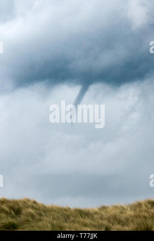 Southport, Merseyside, UK. 5. Mai 2019. Kleine Twister Formen. Eine kleine Twister oder Sturm Formen in der stürmischen Wolken Kumulierung in Southport, Merseyside. Ein Twister ist eine schnell rotierende Luftsäule, die in Kontakt mit der Oberfläche der Erde und ein cumulonimbus Cloud oder, in seltenen Fällen, ist die Basis eines Cumulus cloud. Credit: cernan Elias/Alamy leben Nachrichten Stockfoto