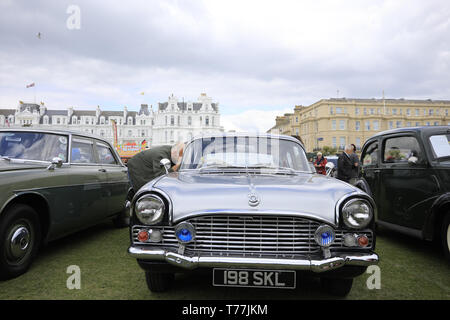 Eastbourne, Großbritannien. 5. Mai 2019. Uk Wetter. Autoenthusiasten Herde zu einem bewölkten Eastbourne heute. Mit mehr als 900 Fahrzeuge erwartet, die herrliche Motoren Fall läuft für 2 Tage Wochenende & ist eine der größten Veranstaltungen seiner Art an der Südküste. Credit: Ed Brown/Alamy Leben Nachrichten. Stockfoto