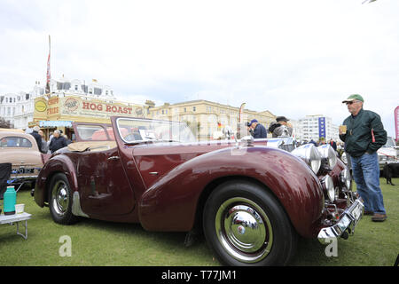 Eastbourne, Großbritannien. 5. Mai 2019. Uk Wetter. Autoenthusiasten Herde zu einem bewölkten Eastbourne heute. Mit mehr als 900 Fahrzeuge erwartet, die herrliche Motoren Fall läuft für 2 Tage Wochenende & ist eine der größten Veranstaltungen seiner Art an der Südküste. Credit: Ed Brown/Alamy Leben Nachrichten. Stockfoto