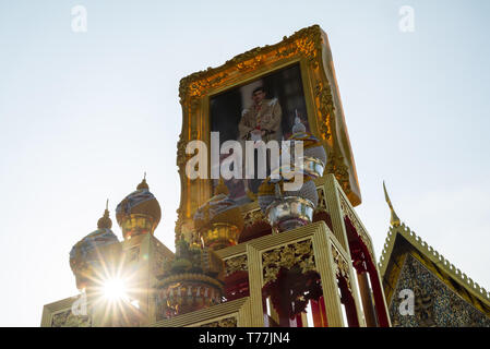 Bangkok, Thailand. 5 Mai, 2019. Ein Porträt von Seiner Königlichen Hoheit, König Phra Vajira Klao Chao Yu Hua steht vor Wat Chanasongkhram Tempel Gutschrift angezeigt: Adryel Talamantes/ZUMA Draht/Alamy leben Nachrichten Stockfoto