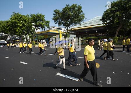 Bangkok, Thailand. 5 Mai, 2019. Mitglieder der öffentlichkeit zu Fuß in Richtung Sicherheitskontrollen die Prozession von Seiner Königlichen Hoheit, König Phra Vajira Klao Chao Yu Hua in Bangkok. Credit: Adryel Talamantes/ZUMA Draht/Alamy leben Nachrichten Stockfoto