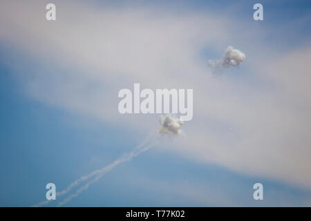Netiv Ha Asara, Israel. 05 Mai, 2019. Raketen aus dem Gazastreifen abgefeuert werden durch Israels Iron Dome air defence system abgefangen. Der israelische Premierminister Benjamin Netanjahu am Sonntag wies die Armee rund um den Gazastreifen zu erhöhen, wie Gewalt in der Region entbrannt. Credit: Ilia Yefimovich/dpa/Alamy leben Nachrichten Stockfoto
