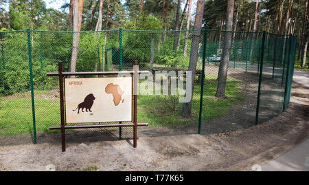 Hodenhagen, Deutschland. 05 Mai, 2019. Ein Zeichen steht in der Serengeti Park Hodenhagen in einem separaten Gehäuse, in dem zwei Löwen von der Herde getrennt gehalten werden. In der Einhausung, die beiden Löwen ein Tierpfleger angegriffen und schwer verletzt. Der Halter und die Löwen waren in der Anlage gleichzeitig, das war in der Regel nicht der Fall. Credit: Julian Stratenschulte/dpa/Alamy leben Nachrichten Stockfoto