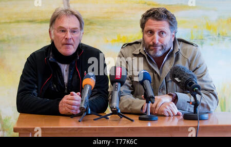 Hodenhagen, Deutschland. 05 Mai, 2019. Fabrizio Sepe (r), Geschäftsführer der Serengeti-Park Hodenhagen, und Frank Ahrens, zoologische Direktor, sprechen bei einer Pressekonferenz. Zwei Löwen angegriffen ein Tierpfleger in der Serengeti Park und schwer verletzt ihn. Der Halter und die Löwen waren in der Anlage gleichzeitig, das war in der Regel nicht der Fall. Credit: Julian Stratenschulte/dpa/Alamy leben Nachrichten Stockfoto