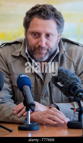 Hodenhagen, Deutschland. 05 Mai, 2019. Dr. Fabrizio Sepe, Geschäftsführer des Serengeti-Park Hodenhagen, spricht bei einer Pressekonferenz. Zwei Löwen angegriffen ein Tierpfleger in der Serengeti Park und schwer verletzt ihn. Der Halter und die Löwen waren in der Anlage gleichzeitig, das war in der Regel nicht der Fall. Credit: Julian Stratenschulte/dpa/Alamy leben Nachrichten Stockfoto