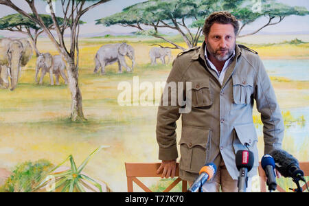 Hodenhagen, Deutschland. 05 Mai, 2019. Dr. Fabrizio Sepe, Geschäftsführer des Serengeti-Park Hodenhagen, spricht bei einer Pressekonferenz. Zwei Löwen angegriffen ein Tierpfleger in der Serengeti Park und schwer verletzt ihn. Der Halter und die Löwen waren in der Anlage gleichzeitig, das war in der Regel nicht der Fall. Credit: Julian Stratenschulte/dpa/Alamy leben Nachrichten Stockfoto