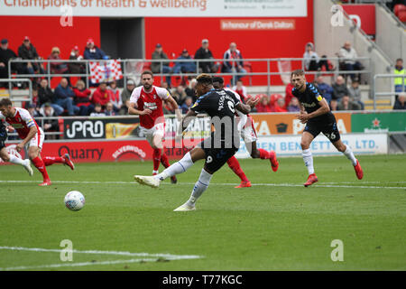 Rotherham, Großbritannien. 5 Mai, 2019. Britt Assombalonga von Middlesbrough Kerben vom Elfmeterpunkt während der Sky Bet Championship Match zwischen Rotherham United und Middlesbrough im New York Stadium, Rotherham am Sonntag, den 5. Mai 2019. Nur die redaktionelle Nutzung, eine Lizenz für die gewerbliche Nutzung erforderlich. Keine Verwendung in Wetten, Spiele oder einer einzelnen Verein/Liga/player Publikationen. Foto darf nur für Zeitung und/oder Zeitschrift redaktionelle Zwecke verwendet werden. Credit: MI Nachrichten & Sport/Alamy leben Nachrichten Stockfoto