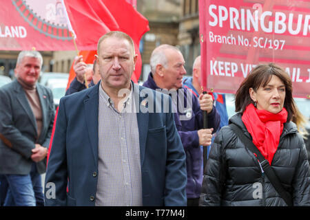 Glasgow, UK. 05 Mai, 2019. Vertreter und Beamten von zahlreichen Gewerkschaften und politischen Parteien nahmen an der traditionellen Tag der Parade durch das Stadtzentrum von Glasgow. Die Parade wurde durch eine Pipe Band und Brass Band led vor dem Abschluss auf dem George Square. Credit: Findlay/Alamy leben Nachrichten Stockfoto