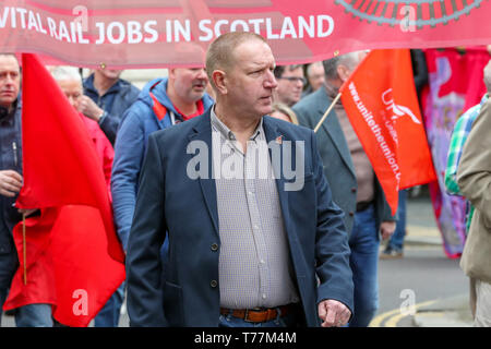 Glasgow, UK. 05 Mai, 2019. Vertreter und Beamten von zahlreichen Gewerkschaften und politischen Parteien nahmen an der traditionellen Tag der Parade durch das Stadtzentrum von Glasgow. Die Parade wurde durch eine Pipe Band und Brass Band led vor dem Abschluss auf dem George Square. Credit: Findlay/Alamy leben Nachrichten Stockfoto