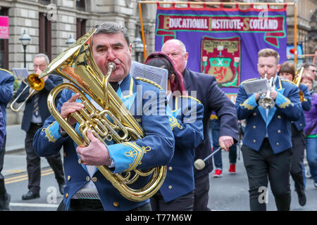 Glasgow, UK. 05 Mai, 2019. Vertreter und Beamten von zahlreichen Gewerkschaften und politischen Parteien nahmen an der traditionellen Tag der Parade durch das Stadtzentrum von Glasgow. Die Parade wurde durch eine Pipe Band und Brass Band led vor dem Abschluss auf dem George Square. Credit: Findlay/Alamy leben Nachrichten Stockfoto