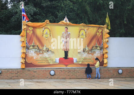 London, Großbritannien. 5. Mai 2019. Ein riesiges Poster Der frisch gekrönte Monarchen König Rama X von Thailand, Maha Vajiralongkorn am Wat Buddhapadipa buddhistischen Tempel in Wimbledon zu seiner Krönung Credit: Amer ghazzal/Alamy Live neue Feiern Stockfoto