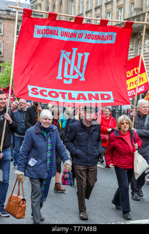 Glasgow, UK. 05 Mai, 2019. Vertreter und Beamten von zahlreichen Gewerkschaften und politischen Parteien nahmen an der traditionellen Tag der Parade durch das Stadtzentrum von Glasgow. Die Parade wurde durch eine Pipe Band und Brass Band led vor dem Abschluss auf dem George Square. Credit: Findlay/Alamy leben Nachrichten Stockfoto