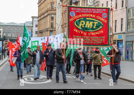 Glasgow, UK. 05 Mai, 2019. Vertreter und Beamten von zahlreichen Gewerkschaften und politischen Parteien nahmen an der traditionellen Tag der Parade durch das Stadtzentrum von Glasgow. Die Parade wurde durch eine Pipe Band und Brass Band led vor dem Abschluss auf dem George Square. Credit: Findlay/Alamy leben Nachrichten Stockfoto