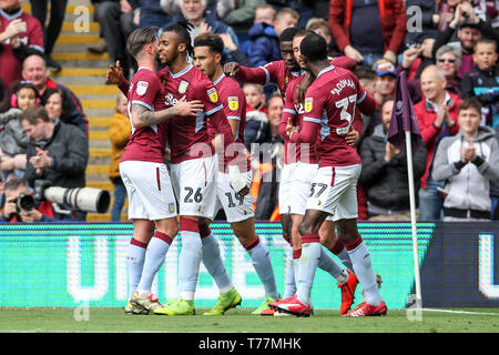 Birmingham, Großbritannien. 05 Mai, 2019. Jonathan Kodjia von Aston Villa Kerben des Equalizers mit es 1-1 machen und feiert während der efl Sky Bet Championship Match zwischen Aston Villa und Norwich City in der Villa Park, Birmingham, England am 5. Mai 2019. Nur die redaktionelle Nutzung, eine Lizenz für die gewerbliche Nutzung erforderlich. Keine Verwendung in Wetten, Spiele oder einer einzelnen Verein/Liga/player Publikationen. Credit: UK Sport Pics Ltd/Alamy leben Nachrichten Stockfoto