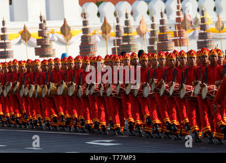 Bangkok, Thailand. 05 Mai, 2019. Soldaten gesehen marschieren während Thailands König Maha Vajiralongkorn Bodindradebayavarangkun (Rama X) krönungsprozession an Land die Stadt umschließen den Menschen die Möglichkeit zur Teilnahme und eine Hommage an ihren neuen König zu vermitteln. Credit: SOPA Images Limited/Alamy leben Nachrichten Stockfoto